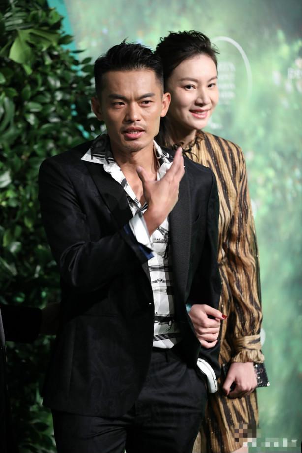 林丹謝杏芳合體秀恩愛，表情僵硬似蠟像，又被嘲擺拍作秀