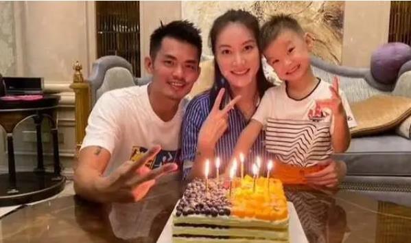 林丹謝杏芳合體秀恩愛，表情僵硬似蠟像，又被嘲擺拍作秀