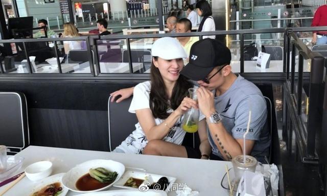 林丹謝杏芳合體秀恩愛，表情僵硬似蠟像，又被嘲擺拍作秀