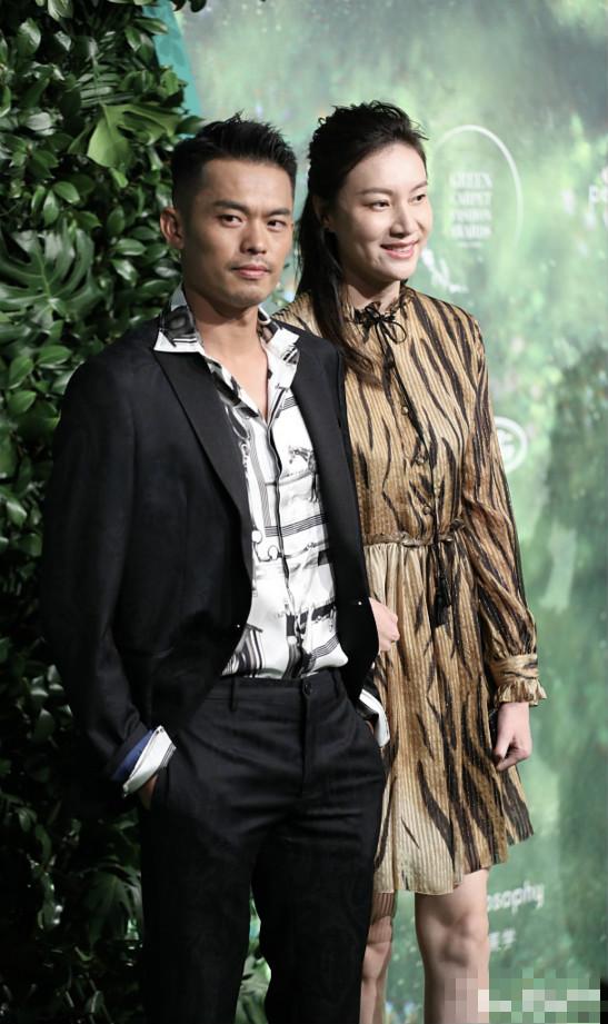 林丹謝杏芳合體秀恩愛，表情僵硬似蠟像，又被嘲擺拍作秀