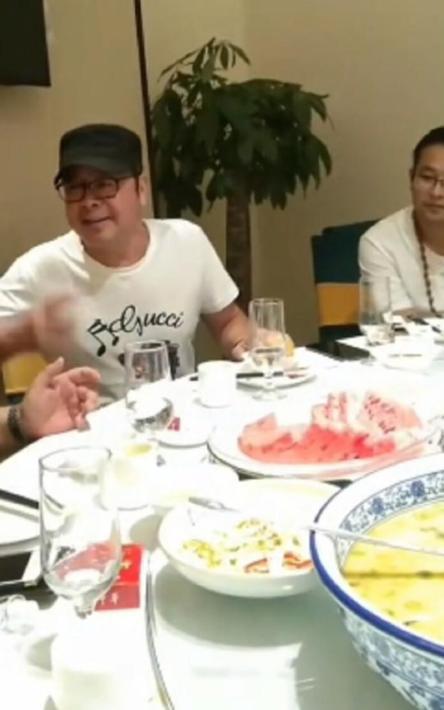 49歲刀郎現身飯局，臉部發福身材圓潤，乍一看都認不出
