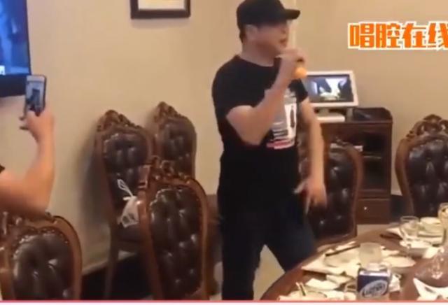 49歲刀郎現身飯局，臉部發福身材圓潤，乍一看都認不出
