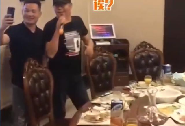 49歲刀郎現身飯局，臉部發福身材圓潤，乍一看都認不出