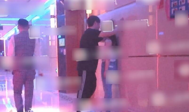 王岳倫與女子舉止親密什么情況?終于真相了,原來(lái)是這樣！
