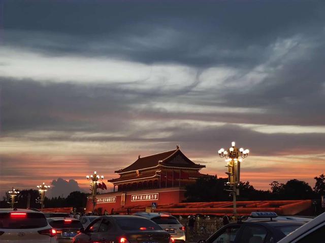 【神秘幻境】北京絕美晚霞上熱搜 連續(xù)兩天出現(xiàn)的絢麗晚霞如油畫般濃郁