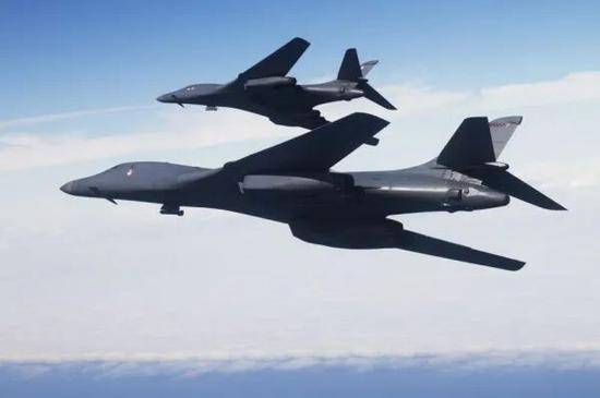 ▲資料圖片：美空軍B-1B轟炸機以雙機編隊巡航。（美空軍官網）