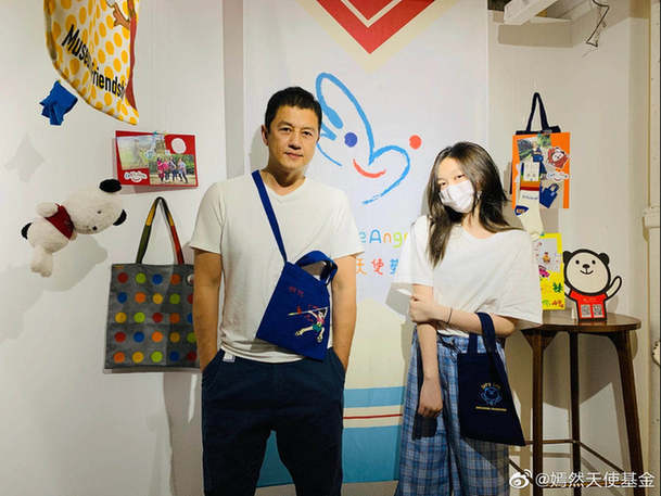 李亞鵬父女七夕節做義賣，李嫣擺拍姿勢神似王菲