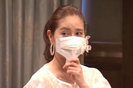 奇葩!日本京都推廣手持口罩什么樣?難道是用來嚇唬病毒的？
