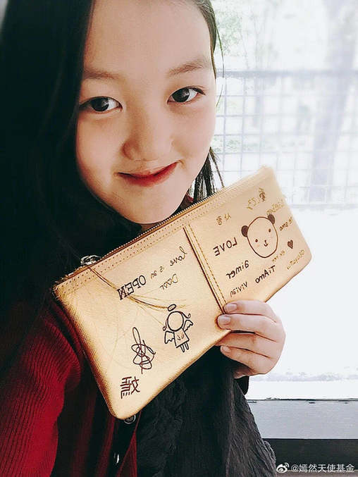 李亞鵬父女七夕節做義賣，李嫣擺拍姿勢神似王菲