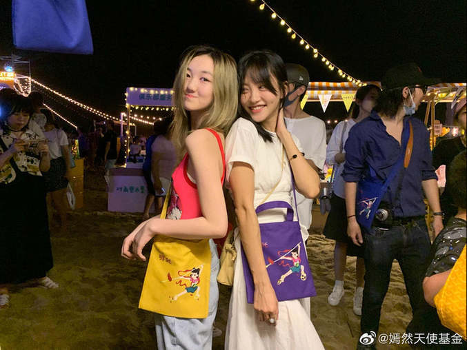 李亞鵬父女七夕節做義賣，李嫣擺拍姿勢神似王菲