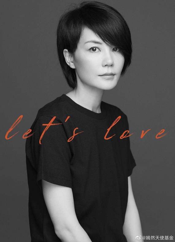 李亞鵬父女七夕節做義賣，李嫣擺拍姿勢神似王菲
