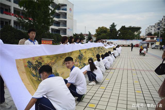 超強毅力!女子10年繡完36米長清明上河圖,花萬元買了十字繡的材料