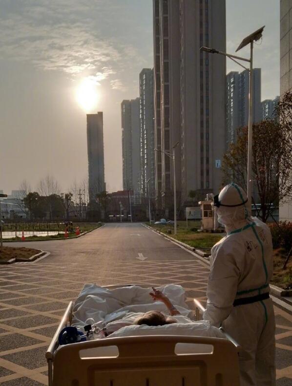 感動網(wǎng)友！武漢落日余暉照主角重逢再度攜手看夕陽上熱搜