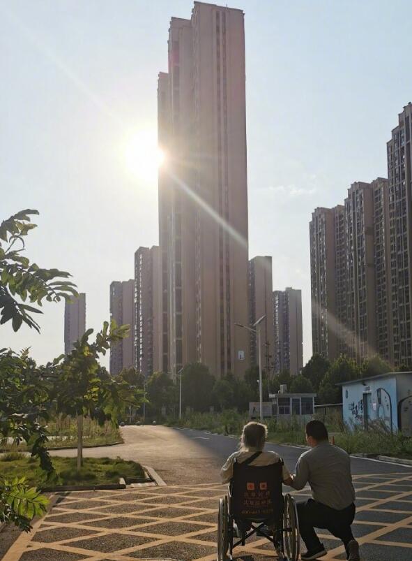 感動網(wǎng)友！武漢落日余暉照主角重逢再度攜手看夕陽上熱搜