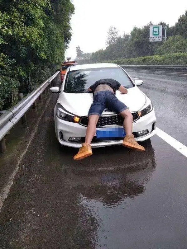 男子被頂引擎蓋雨中疾馳是怎么回事?什么情況?終于真相了,原來是這樣!