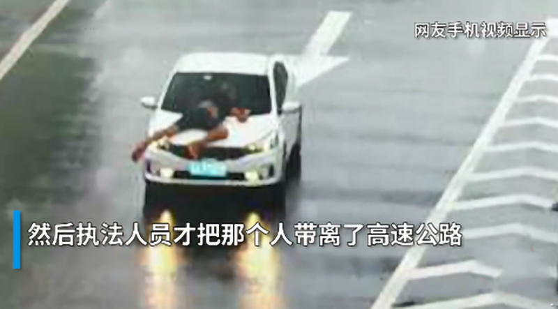 男子被頂引擎蓋雨中疾馳是怎么回事?什么情況?終于真相了,原來是這樣!