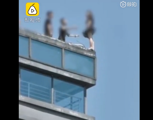 太驚險了！女子站30層樓頂邊緣被一把拉回