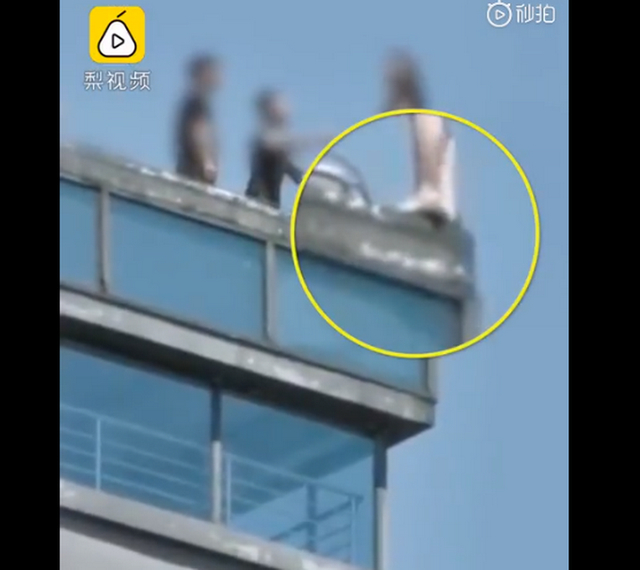 太驚險了！女子站30層樓頂邊緣被一把拉回