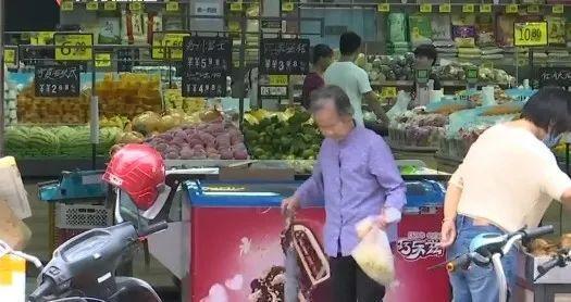 【吃瓜圍觀】超市回應(yīng)老人盜竊被掛牌示眾:已經(jīng)是第三次了