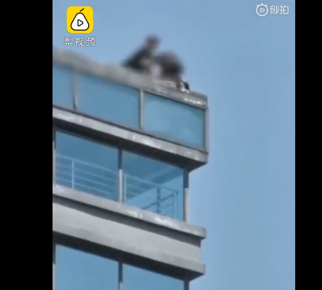 太驚險了！女子站30層樓頂邊緣被一把拉回