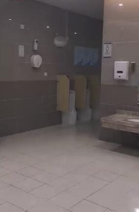 一覽無余!重慶醫院現觀賞式廁所 男廁一排坑位都能從外面看到