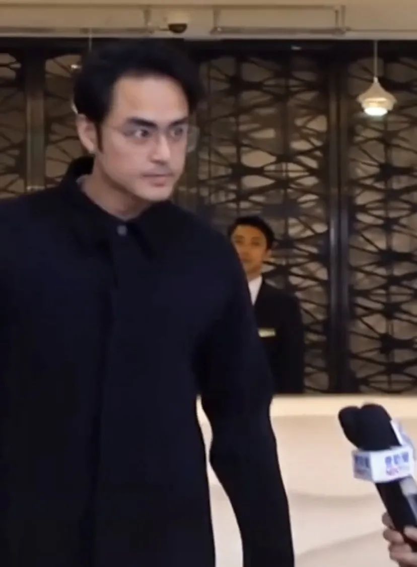 羅志祥現身黃鴻升靈堂，長發顯滄桑，楊丞琳走路要人扶