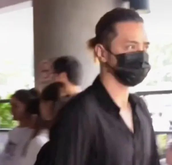 羅志祥現身黃鴻升靈堂，長發顯滄桑，楊丞琳走路要人扶