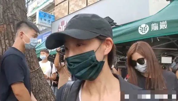 羅志祥現身黃鴻升靈堂，長發顯滄桑，楊丞琳走路要人扶