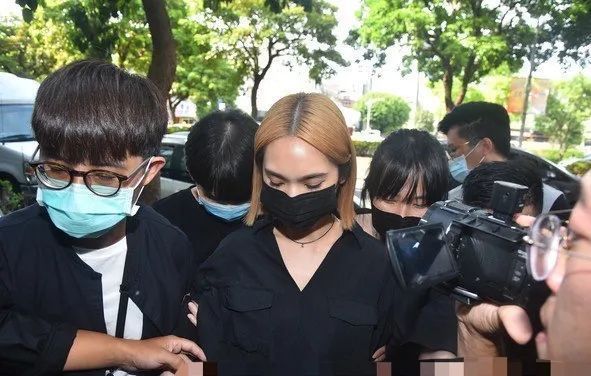 羅志祥現身黃鴻升靈堂，長發顯滄桑，楊丞琳走路要人扶