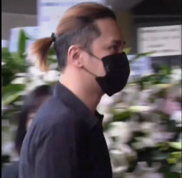 羅志祥現身黃鴻升靈堂，長發顯滄桑，楊丞琳走路要人扶