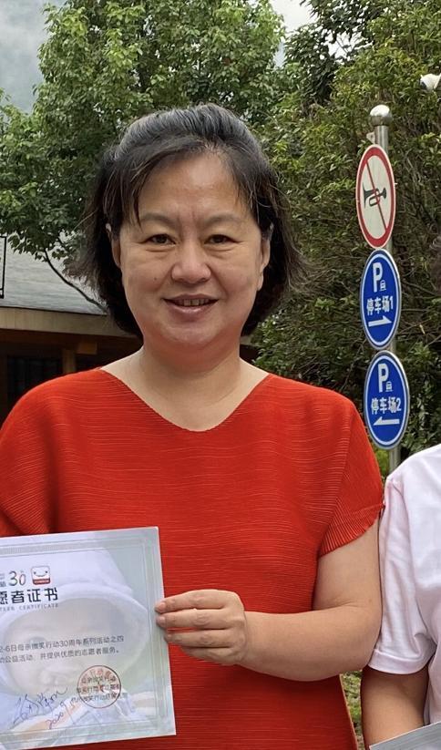 54歲鞠萍素顏近照曝光，與康輝線下帶貨人山人海