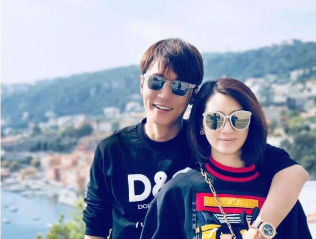 洪欣帶兒女與蔡少芬李亞男游迪士尼，全家福又缺張丹峰