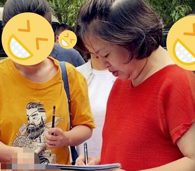 54歲鞠萍素顏近照曝光，與康輝線下帶貨人山人海