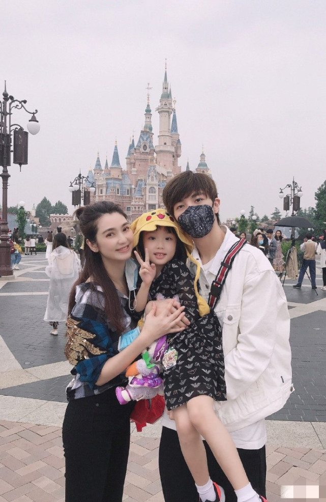 洪欣帶兒女與蔡少芬李亞男游迪士尼，全家福又缺張丹峰