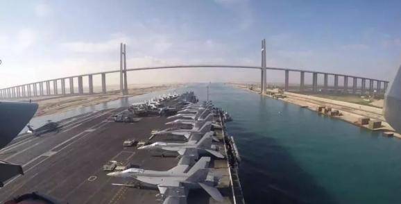 美海軍“林肯”號（CVN-72）核動力航母戰斗群通過蘇伊士運河，向波斯灣開進。此舉被視為美軍向伊朗施壓行動的一部分。圖源：參考消息網