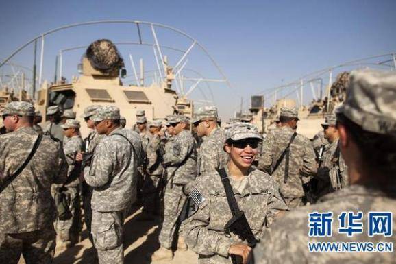 2011年12月18日，從伊拉克撤離的美國士兵在科威特邊境地區集結。圖源：新華網