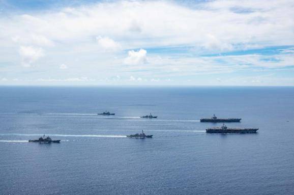 美國海軍“尼米茲”號和“里根”號航母戰斗群在南海開展“雙航母”演習。圖源：環球網
