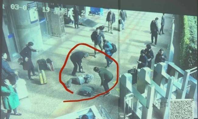 【熱議】被行李箱絆倒去世家屬索賠被駁回 駁回原因曝光你怎么看？