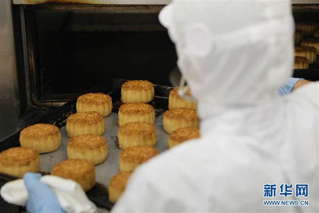 9月30日，在日本橫濱，菜香食品公司的工作人員在制作月餅。