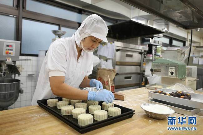 9月30日，在日本橫濱，菜香食品公司的工作人員在制作月餅。 