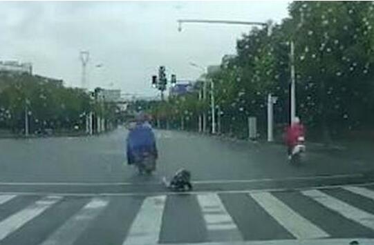 孩子不慎跌落電動(dòng)車被家長(zhǎng)踹倒 這是什么腦回路？
