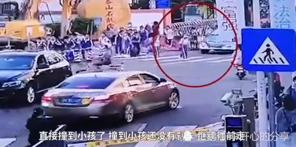 出租車撞倒小學生未剎車再撞奧迪 現場發生了什么？