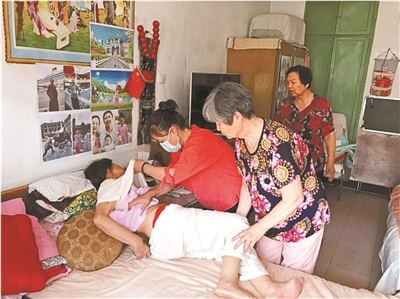 8旬老太扭傷 鄰家奶奶組隊陪護