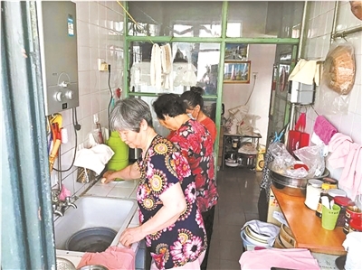 8旬老太扭傷 鄰家奶奶組隊陪護