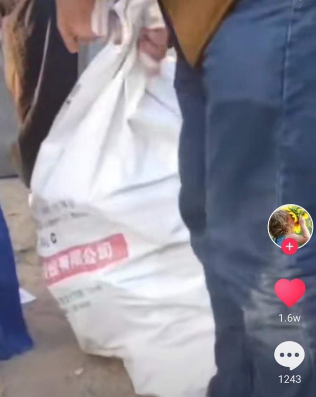 現場人山人海，堆滿現金！拆遷補償安置現場用麻袋裝現金