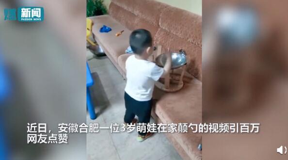 中華小當家!3歲萌娃模擬炒菜熟練顛勺 整個過程有模有樣