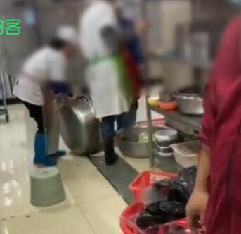有內味了！學校食堂員工用腳洗菜 校方回應說了什么？