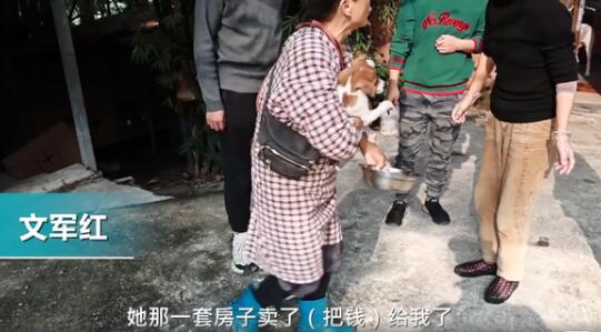 68歲老人收養(yǎng)了1300只流浪動物，花光積蓄后把女兒房子也賣了