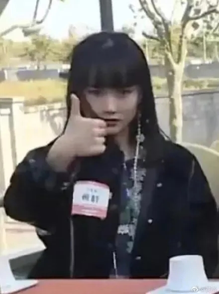黃齡在微博發(fā)文“不要對我身邊的人指指點(diǎn)點(diǎn)”引發(fā)網(wǎng)友熱議