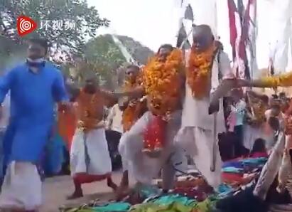 【爭議】印度婦女讓祭司從背上踩過求子,真的管用嗎？